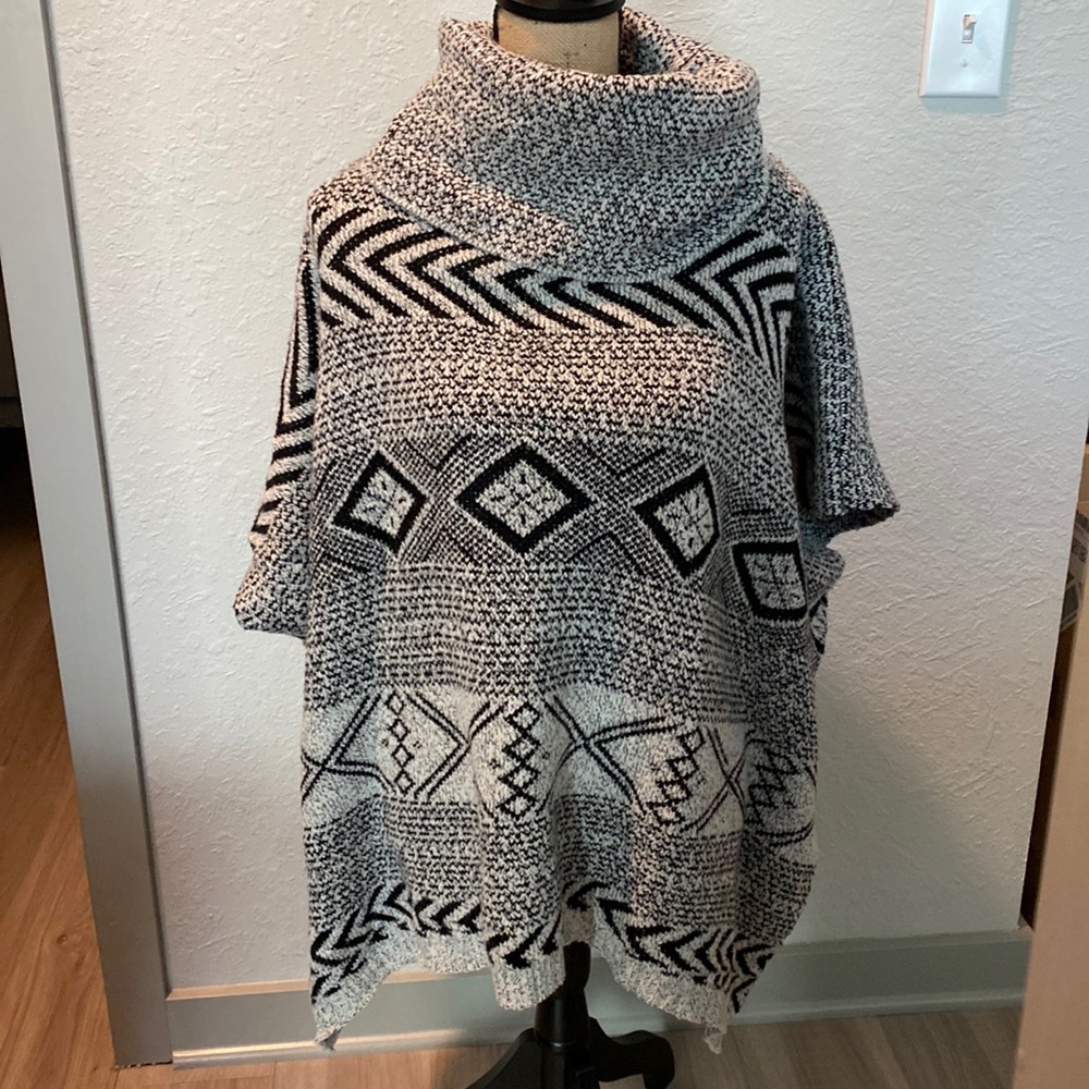 NWOT Womens BLACK/GRAY Southwestern Shrug/Poncho Size:OS